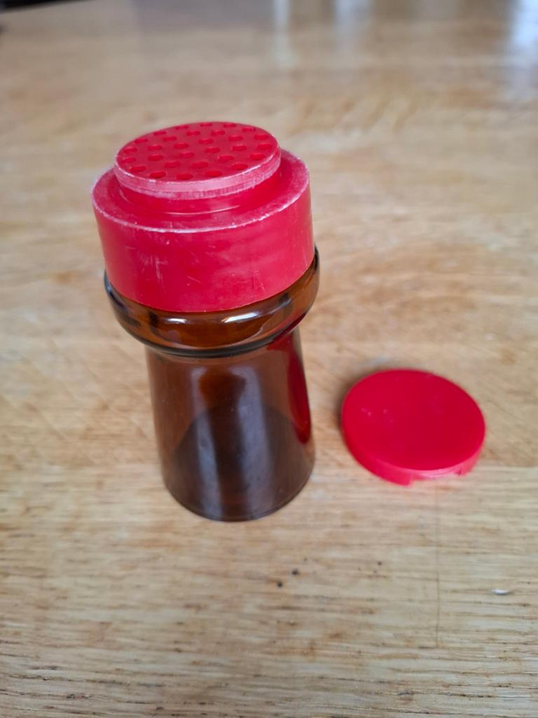 Peper of zout potje bruin glas rood deksel, Gebruikt, Overige typen, Ophalen of Verzenden, Glas