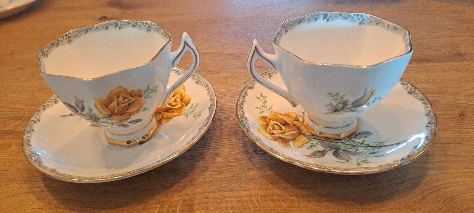 2 Royal Stafford theekopjes met schotels - Roses to Remember, Ophalen of Verzenden
