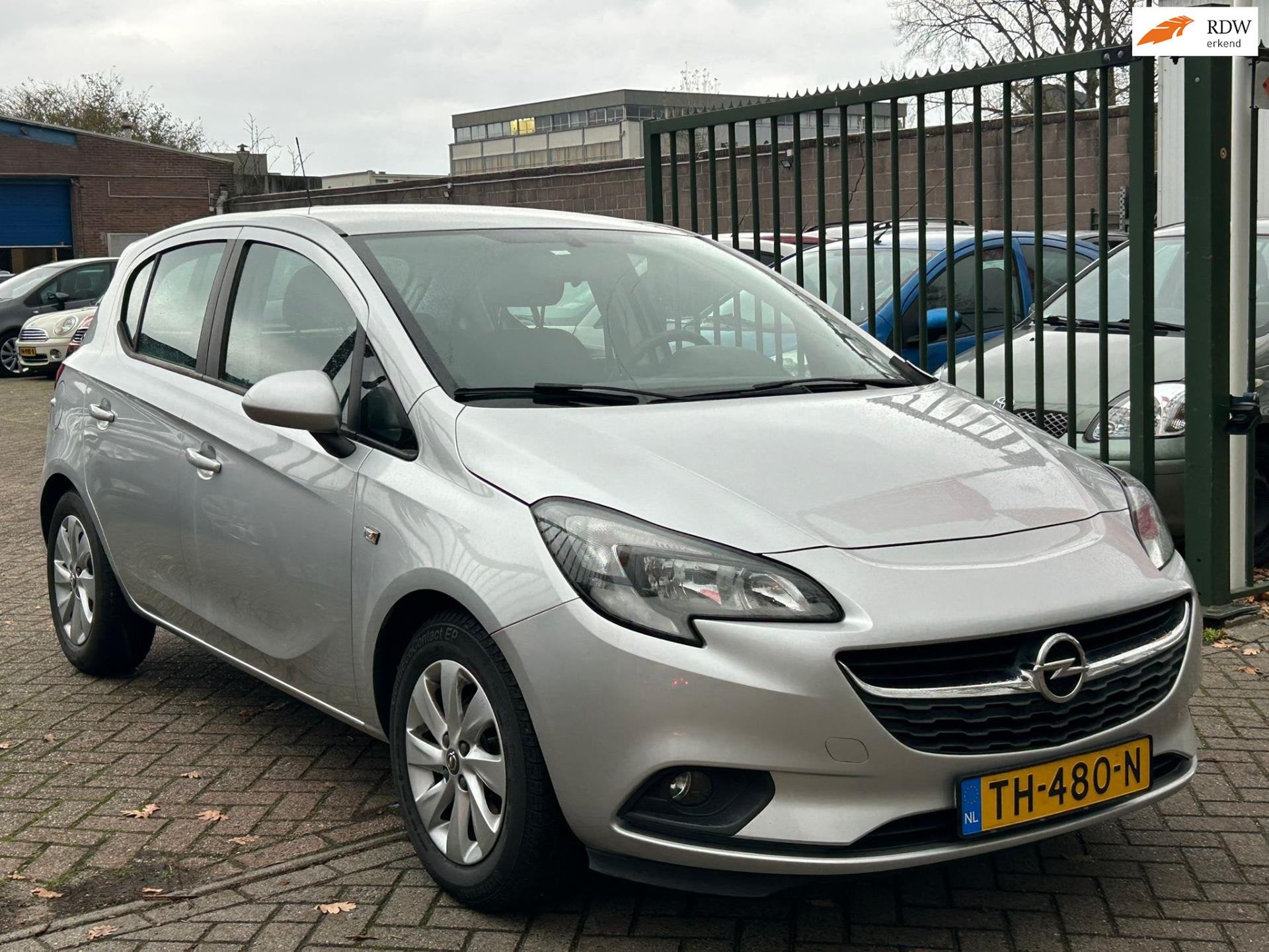 Opel Corsa 1.4 Edition airco elektrische ramen cv op afs, Auto's, Voorwielaandrijving, 1063 kg, Gebruikt, 49 €/maand