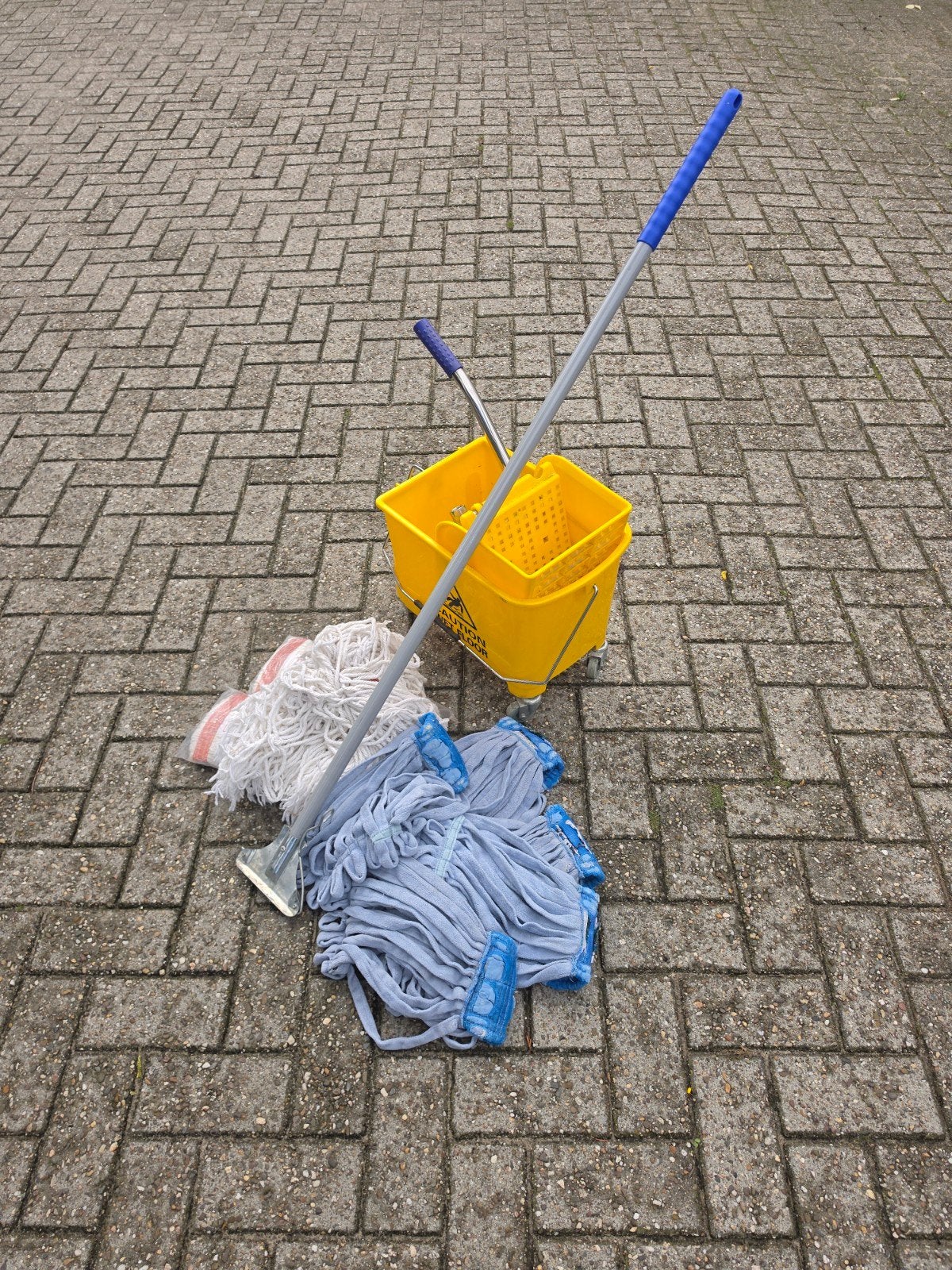Dweilemmer met pers, 2 nieuwe moppen en 6 gebruikte moppen, Ophalen of Verzenden, Dweilemmer, -bak, of -wagen
