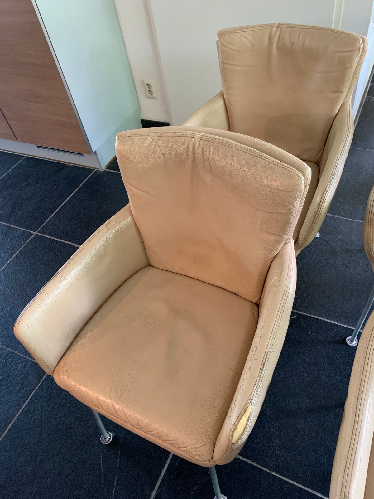 Keukenstoel, zandkleur, Ophalen, Gebruikt, 50 tot 75 cm, Leer