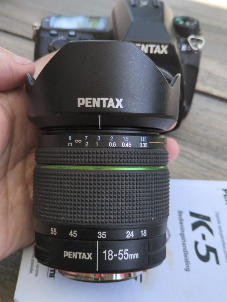 Pentax SMC-DA 18-55mm AL WR lens met zonnekap, Ophalen of Verzenden, Gebruikt, Standaardlens, Zoom