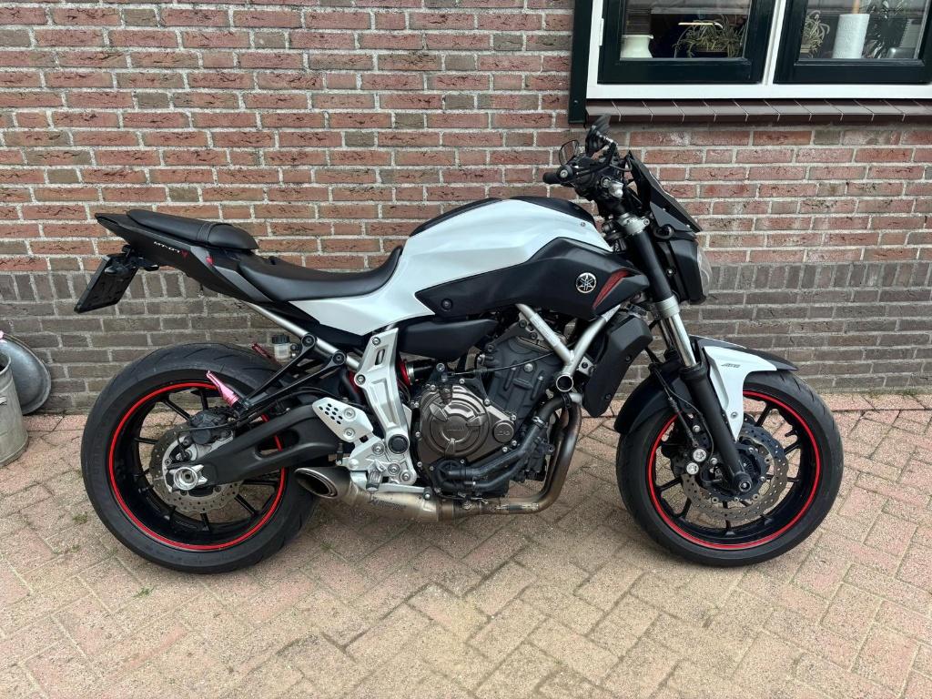 Yamaha MT-07 met akrapovič uitlaat, Motoren, 2 cilinders, Motorrijbewijs A, Sportuitlaat, Particulier