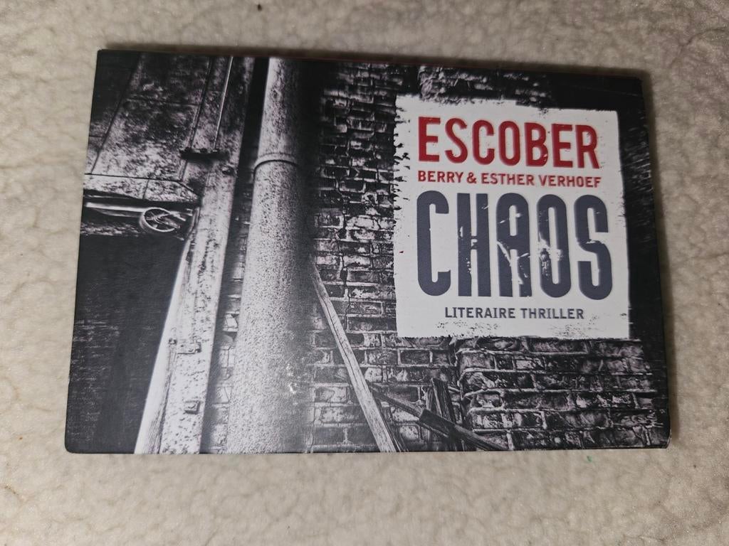 Escober Chaos - Berry & Esther Verhoef (Dwarsligger), Ophalen of Verzenden, Gelezen, Berry & Esther Verhoef, Nederland