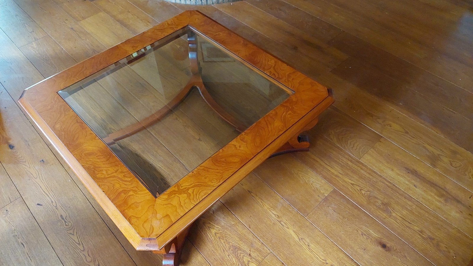 Salontafel van notenhout met glazen blad, Ophalen