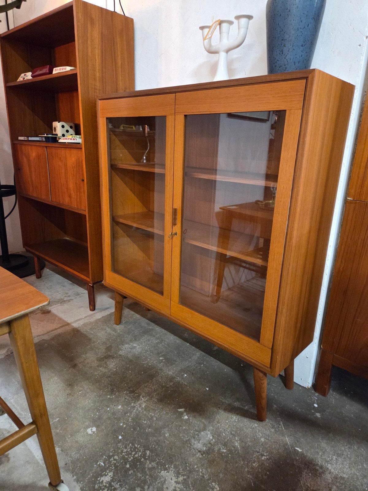 Diverse vintage Mid-Century Deense vitrinekastsen, Ophalen, Gebruikt, Vintage, X