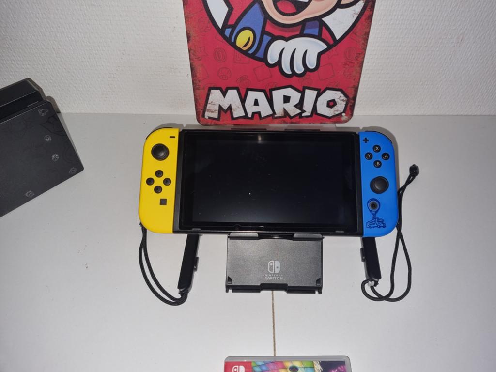 Nintendo Switch Fortnite Limited Edition console+mario kart, Spelcomputers en Games, Games | Nintendo Switch, Racen en Vliegen