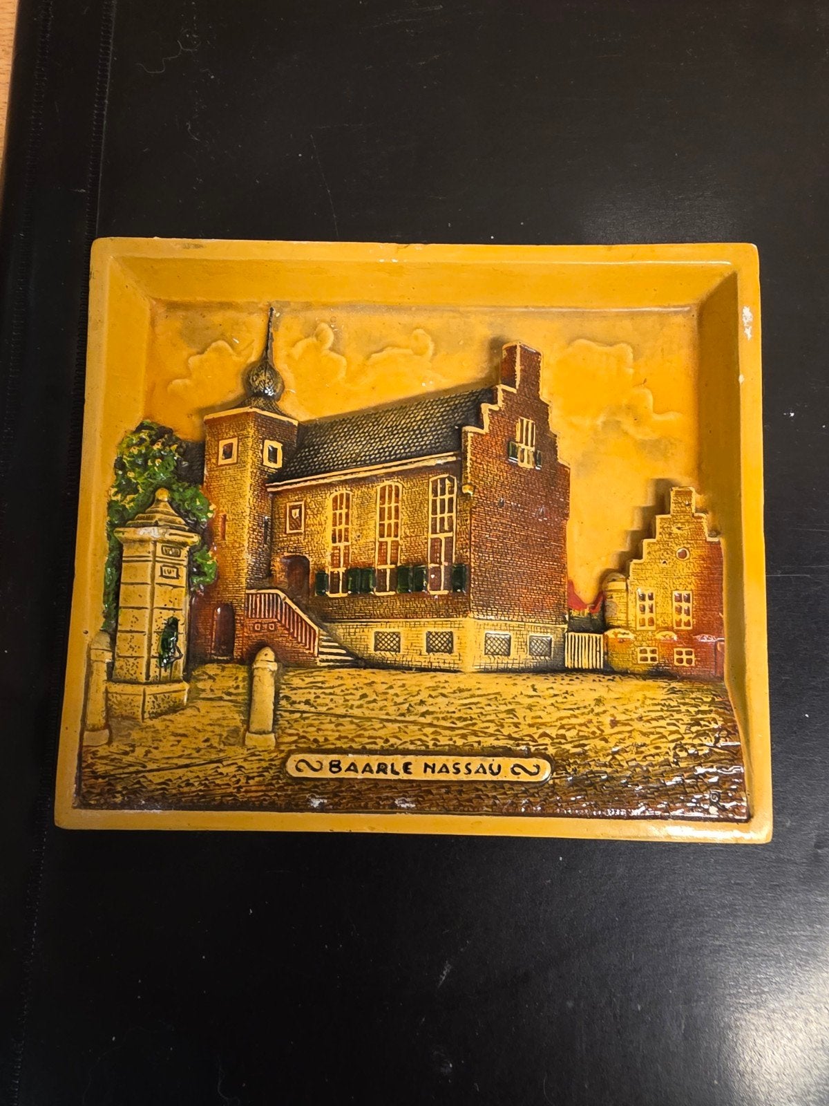 Baarle Nassau tegel in relief, Ophalen of Verzenden