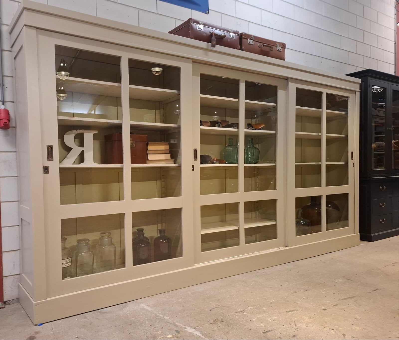 XXL vintage apothekerskast met schuifdeuren, demontabel