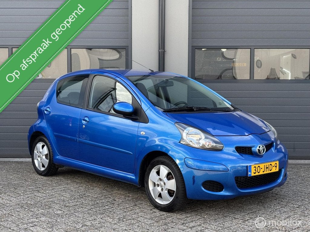 Toyota Aygo 1.0-12V Dynamic Blue Uitvoering // 5Drs, Voorwielaandrijving, Metallic lak, 68 pk, Bedrijf