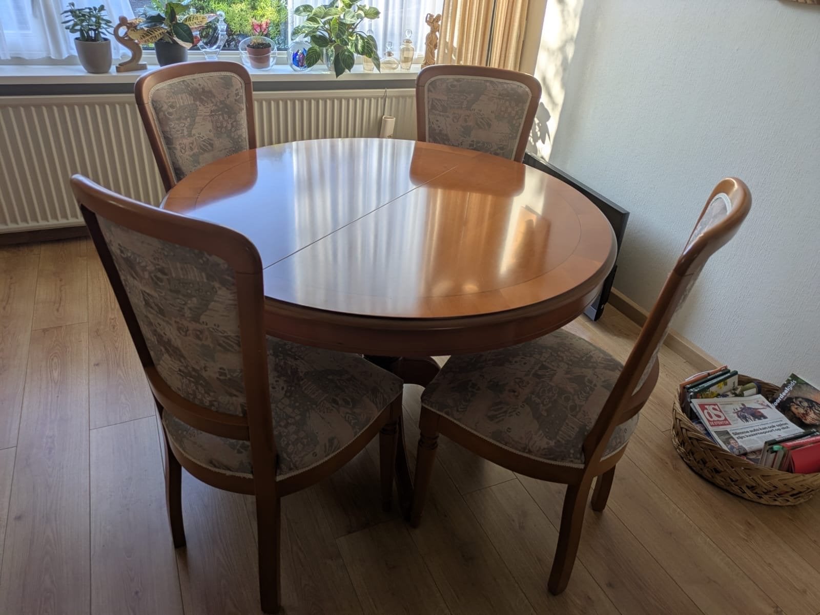 Italiaans design eetkamerset: tafel, 4 stoelen, dressoir, sp, Ophalen of Verzenden, Zo goed als nieuw, 4 tot 6 stoelen