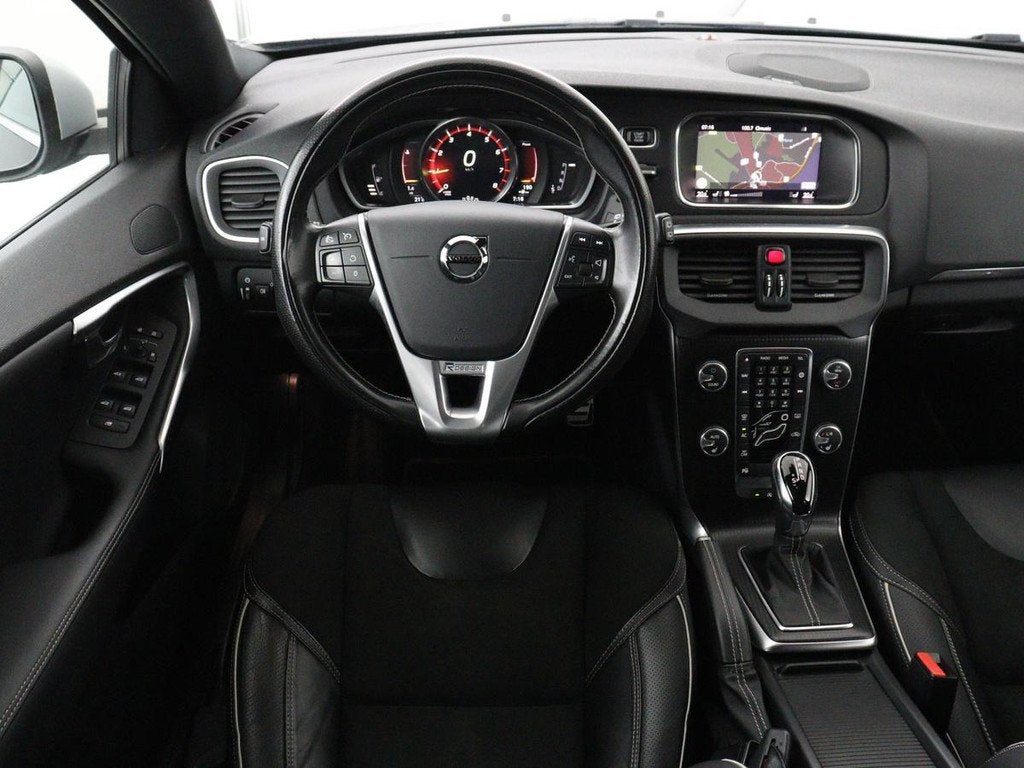 Volvo V40 1.5 T3 Polar+ Sport | Panoramadak | Stoelverwarmin, Auto's, Volvo, Euro 6, 4 cilinders, 700 kg, Zwart
