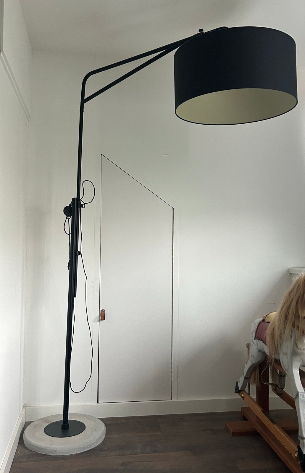 Its about Romi booglamp met zwarte kap en betonnen voet, Ophalen, Gebruikt, E27 (groot), Metaal