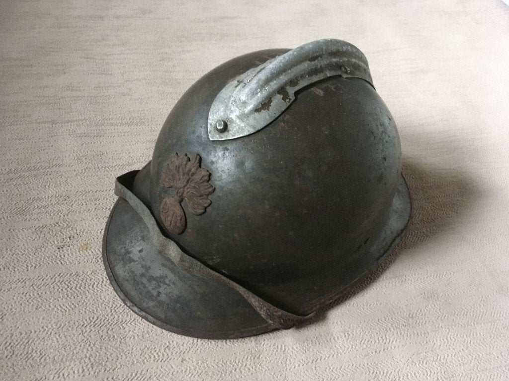 wo2 - Franse helm model Adrian met embleem en kinriem, Ophalen of Verzenden, Landmacht, Overige gebieden, Helm of Baret