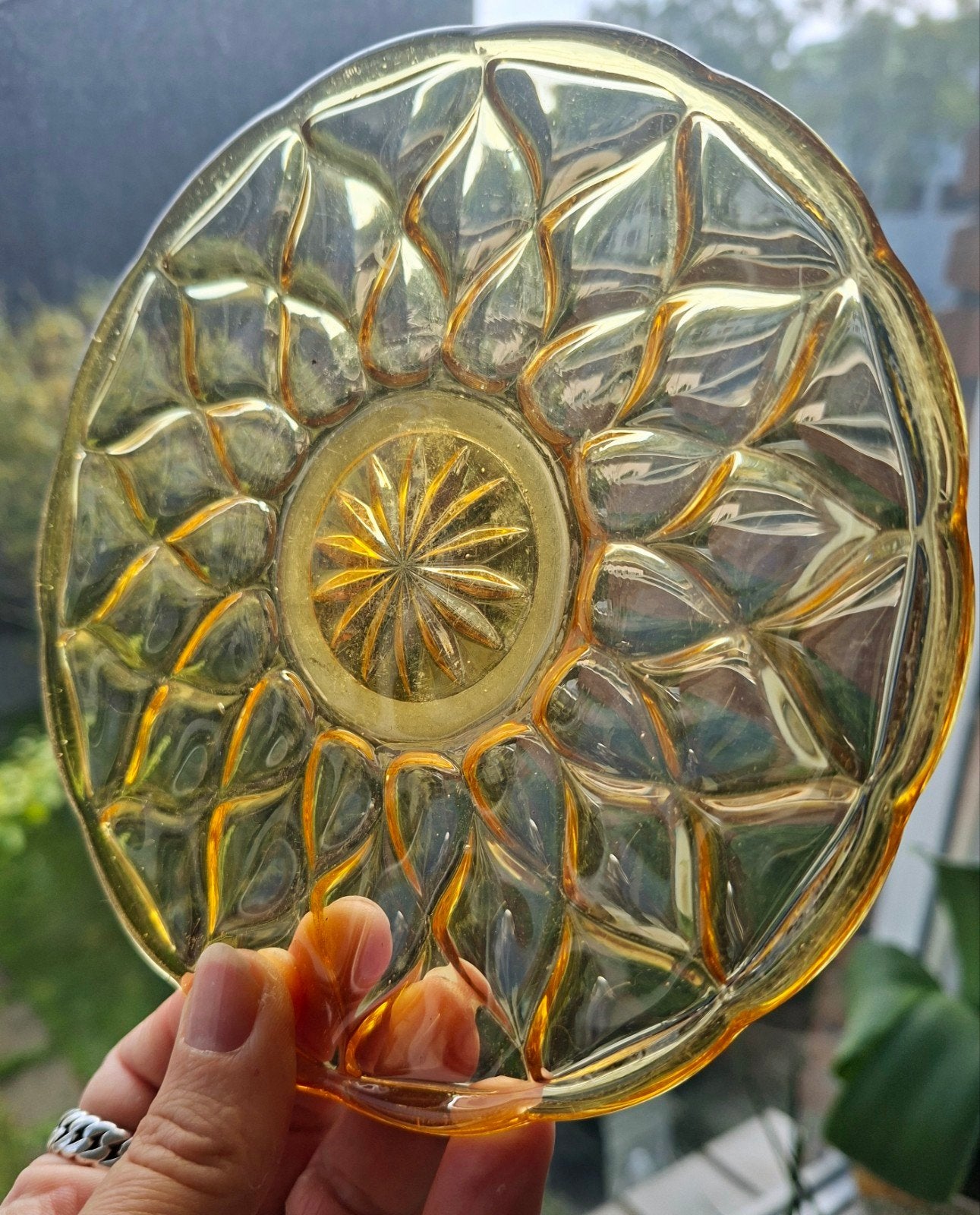Vintage amberkleurige glazen gebaksbordjes/4 stuks, Gebruikt, Ophalen of Verzenden, Glas, Bord(en)