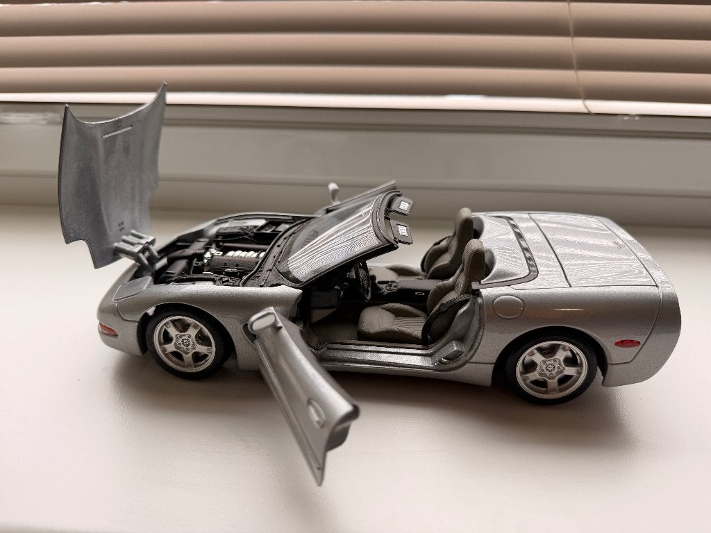 Bburago Chevrolet Corvette C5 1997 Grijs schaal 01:18, Ophalen, Zo goed als nieuw, Auto, Bburago