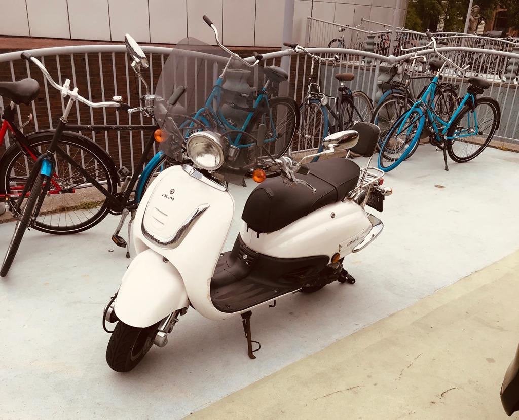 AGM Scooter incl. 2 helmen te koop, even nakijken en rijden, Fietsen en Brommers, Snorfietsen en Snorscooters, Gebruikt, Benzine