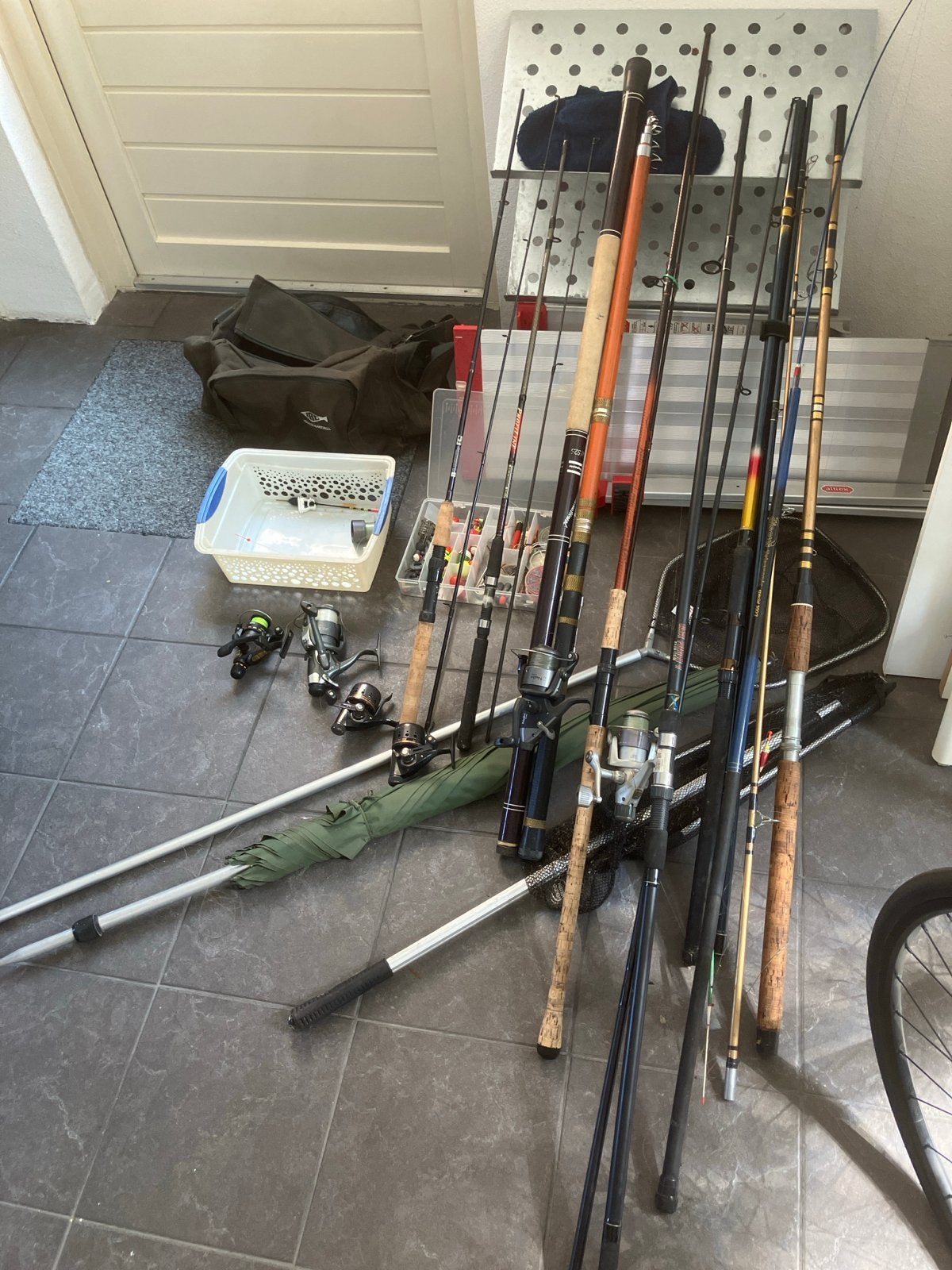 Grote partij vishengels, molens en accessoires, Ophalen of Verzenden, Gebruikt, Complete hengel