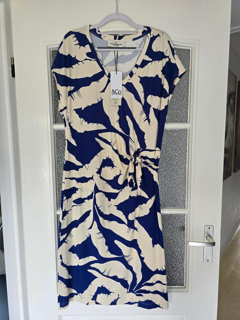 Nieuwe jurk &co woman andcowoman and cowoman L kobalt creme, Kleding | Dames, Jurken, Ophalen of Verzenden, Nieuw, Blauw, Onder de knie