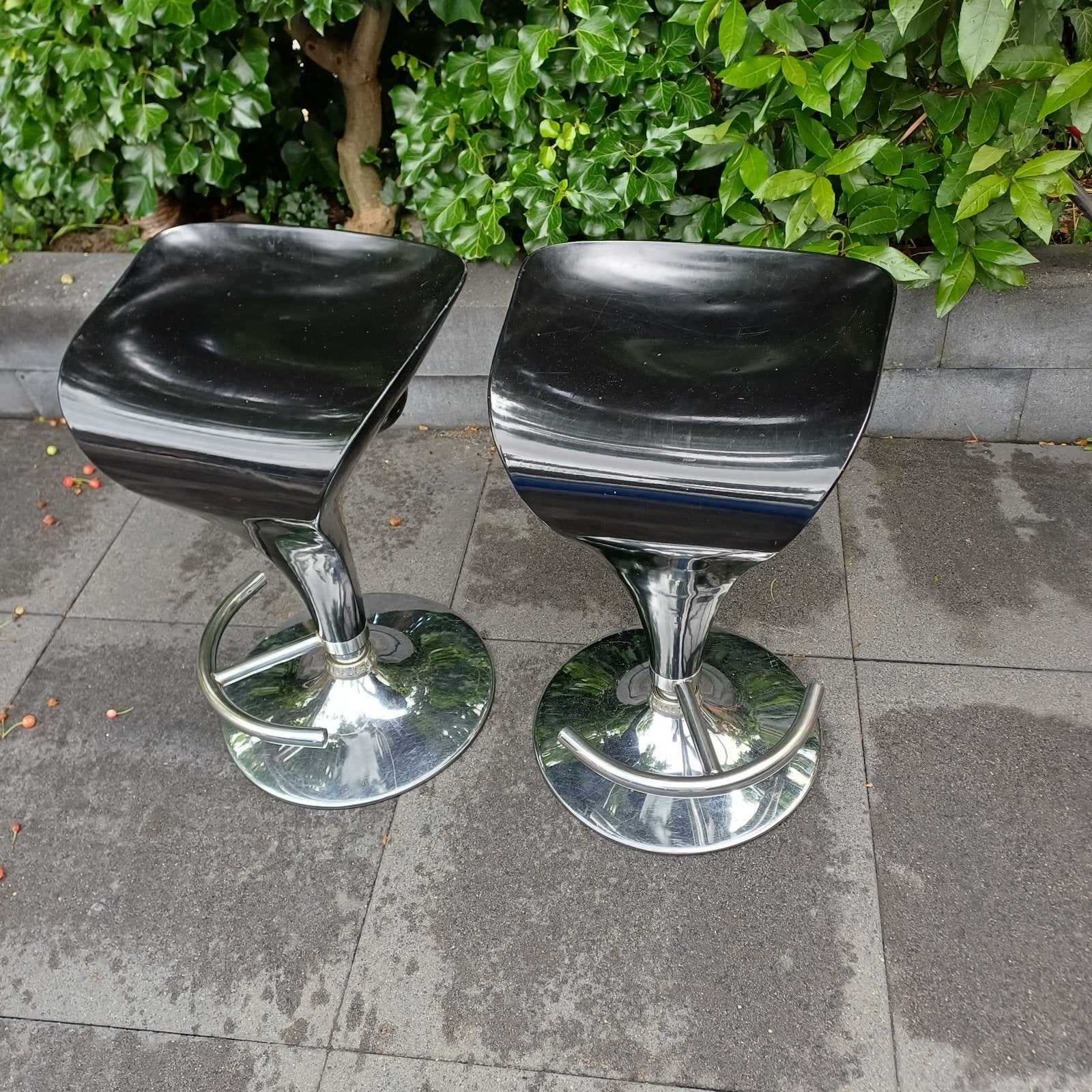 Set van 2 moderne barkrukken, zwart met chroom, Gebruikt, Ophalen of Verzenden, 90 cm of meer, In hoogte verstelbaar