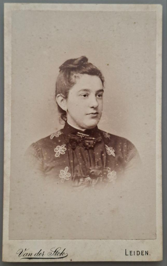 252 cdv meisje Leiden fotograaf van der Stolk, Ophalen of Verzenden, Voor 1940, Gebruikt, Kind