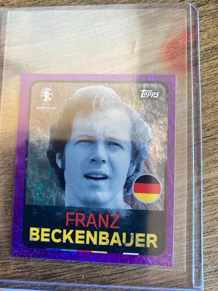 Topps Euro 2024 Franz Beckenbauer Paars Parallel, Verzamelen, Ophalen of Verzenden, Nieuw