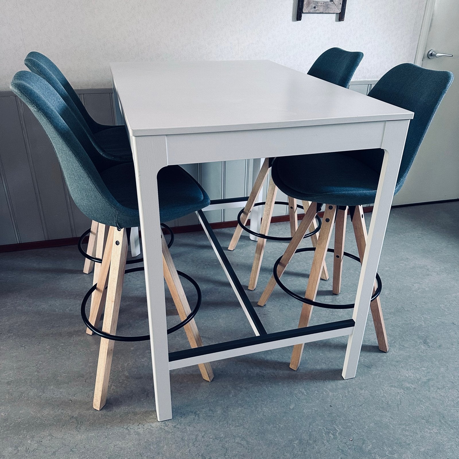 EKEDALEN Hoge bar tafel set 4 ALEDAS Barstoelen, Gebruikt, Met voetsteun, Ophalen of Verzenden, 90 cm of meer