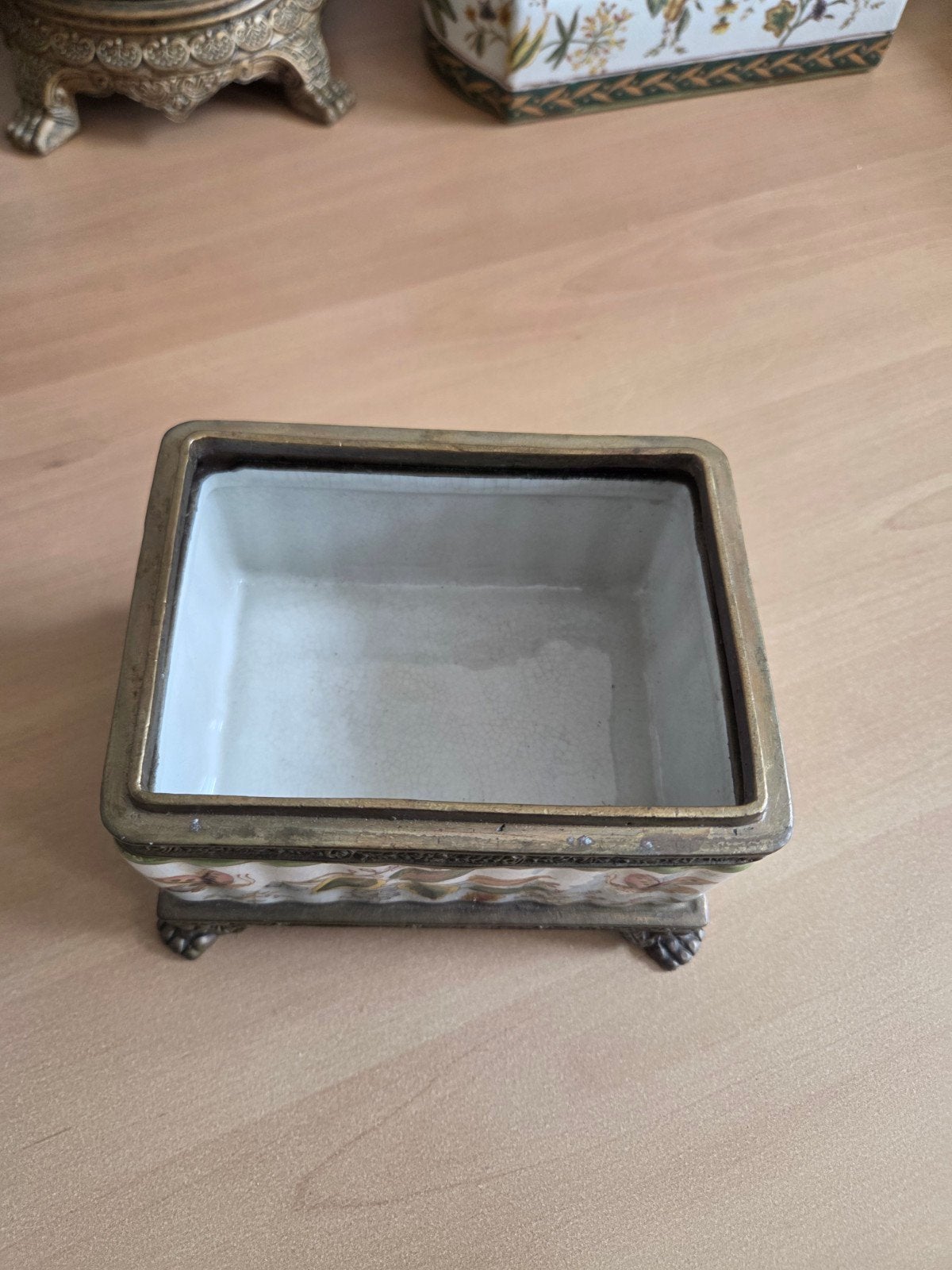 Decoratieve Doos met Bloemmotief en Bronzen Details, Ophalen