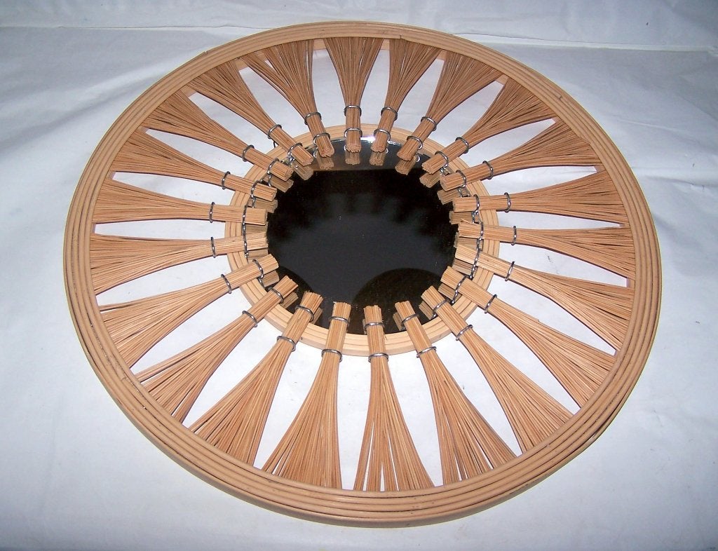 Unieke vintage  handgemaakte spiegel met bamboe decoratie., Minder dan 50 cm, Rond, Ophalen of Verzenden, Zo goed als nieuw