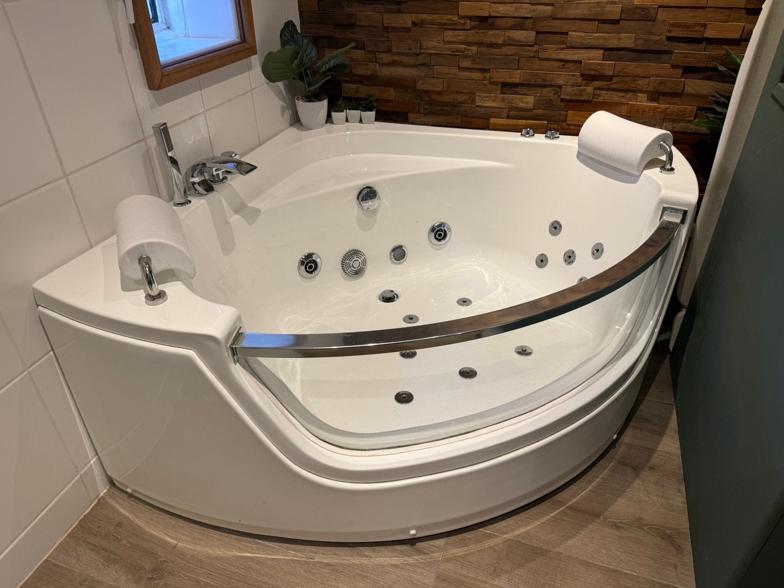 Whirlpool hoek bad 138 x 138 incl verlichting waterval kraan, Ophalen, Zo goed als nieuw