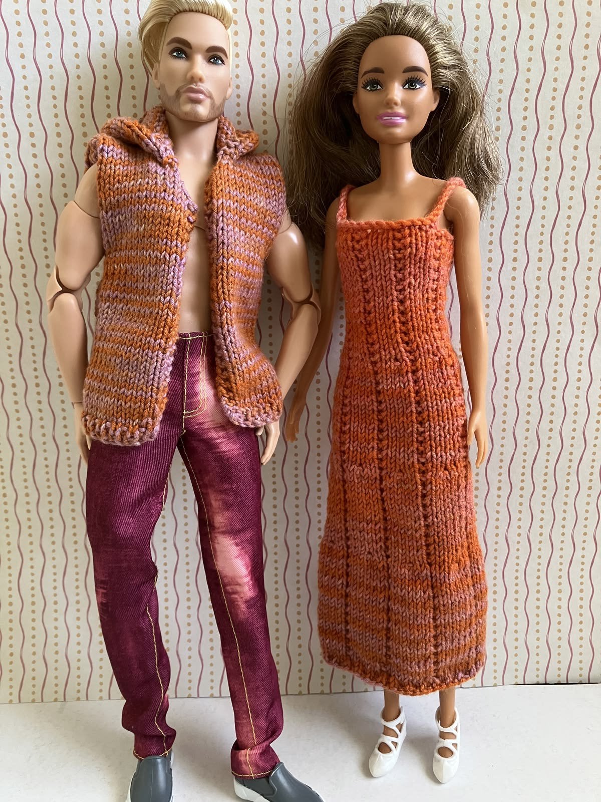 Gebreide barbie kleertjes, meerdelige setjes en jurkjes, Verzamelen, Ophalen of Verzenden, Zo goed als nieuw, Kleertjes