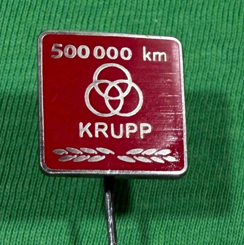 Speldje Krupp 500000 km rood emaille, Verzamelen, Ophalen of Verzenden, Zo goed als nieuw, Overige onderwerpen