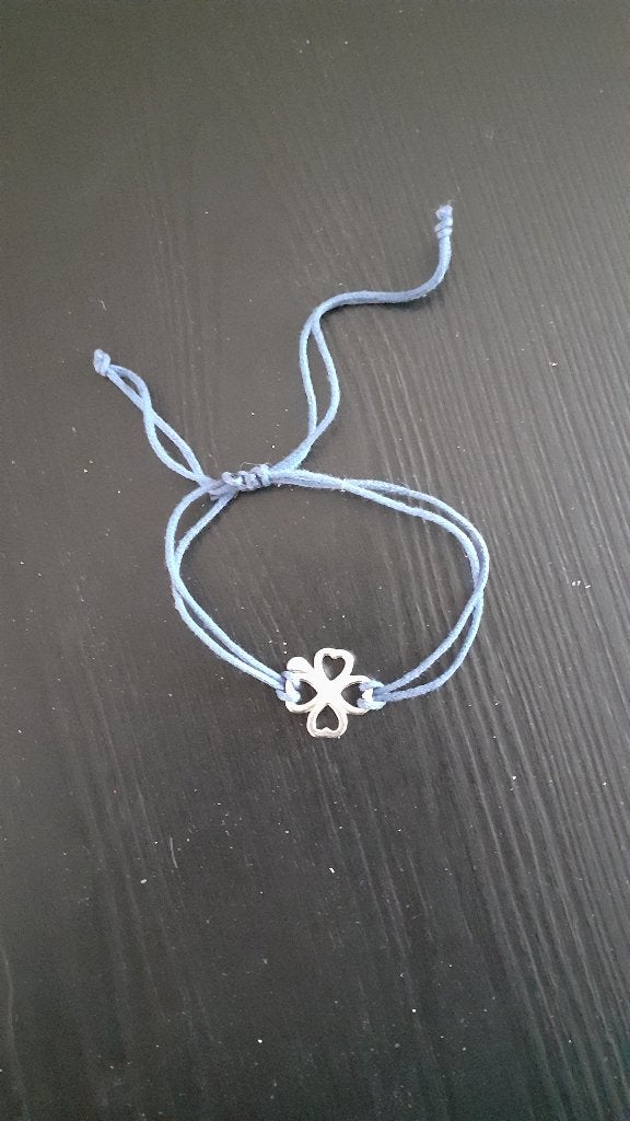 Blauw touwtjes armbandje met klavertje vier bedel, Overige materialen, Blauw, Nieuw, Ophalen of Verzenden