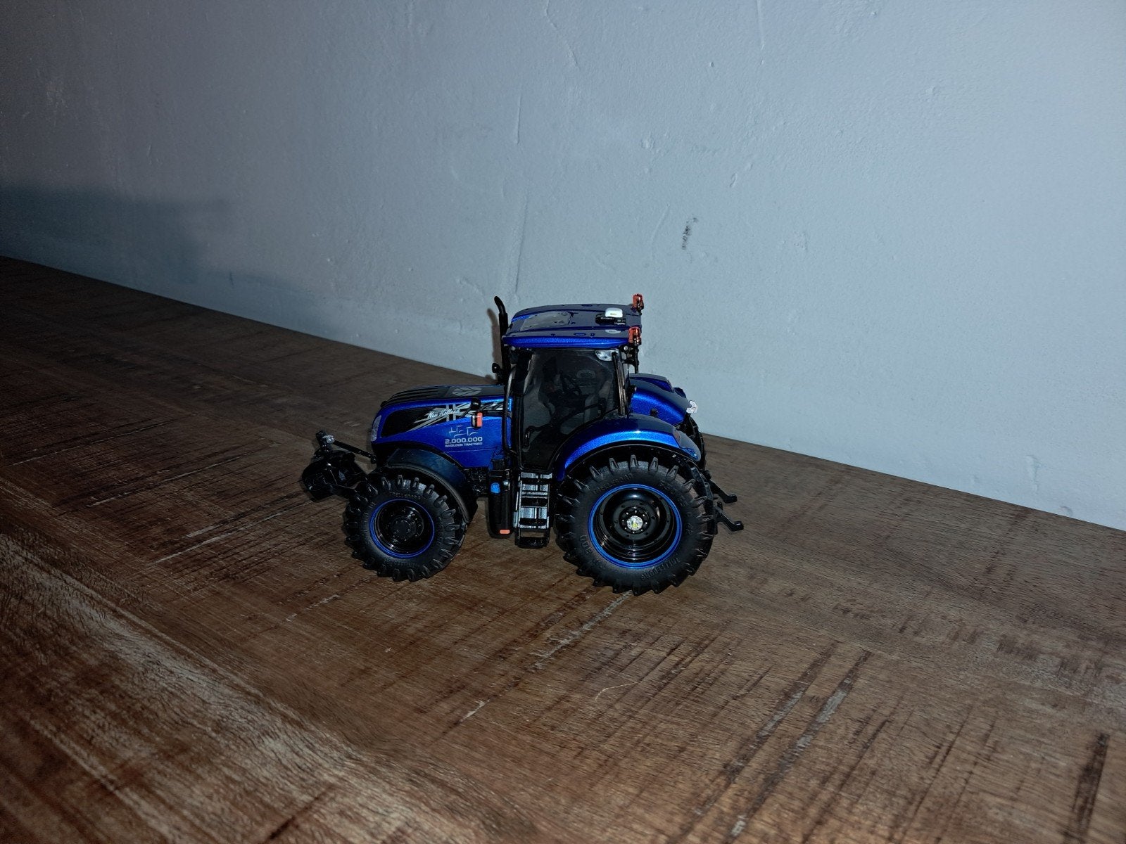 New Holland 2 Million Basildon tractors, Ophalen of Verzenden, Zo goed als nieuw, Tractor of Landbouw, Universal Hobbies