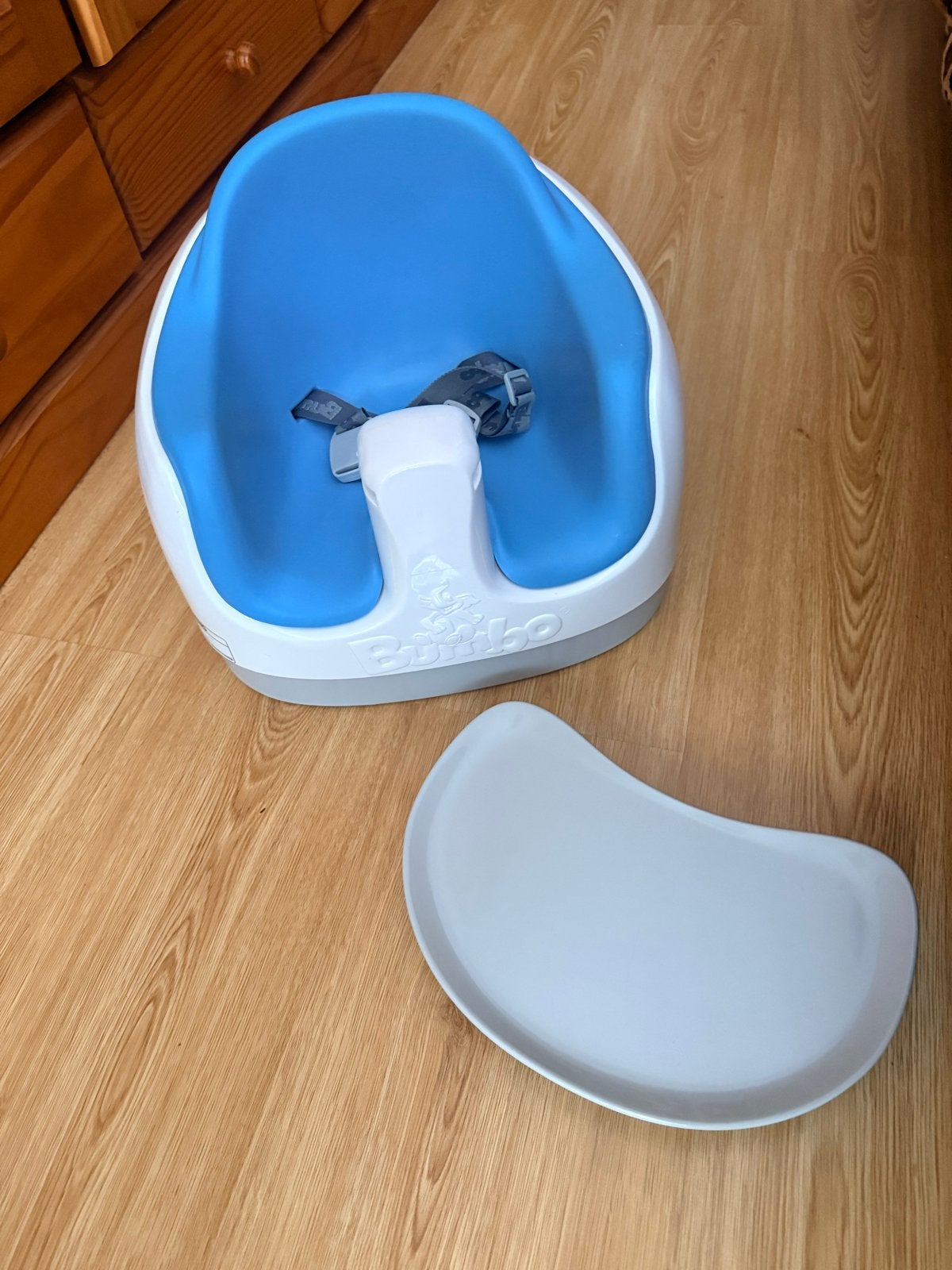 Bumbo Vloerstoeltje met Eetblad - Blauw, Ophalen, Zo goed als nieuw, Overige typen, Afneembaar eetblad