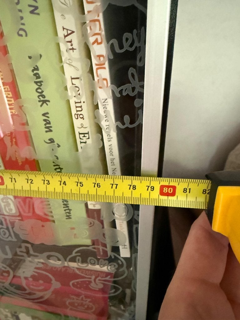 Foto 3 van boekenkast met glazen deuren met vrolijke figuurtjes