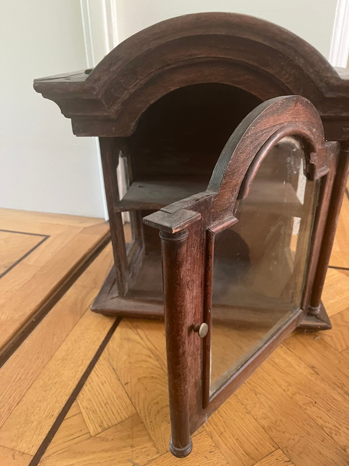 Klein antiek “klok” kastje, Huis en Inrichting, Ophalen