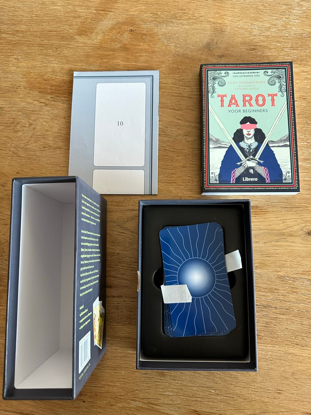 Tarot voor Beginners - Juliet Sharman-Burke, Ophalen of Verzenden, Zo goed als nieuw, Tarot of Kaarten leggen, Instructieboek
