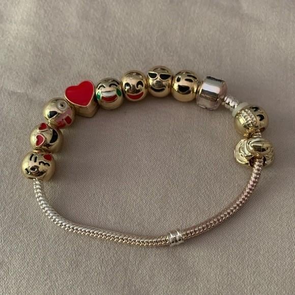 Emoticon Armband met 10 Bedels, Sieraden, Tassen en Uiterlijk, Armbanden, Gebruikt, Overige materialen, Goud, Met bedels of kralen