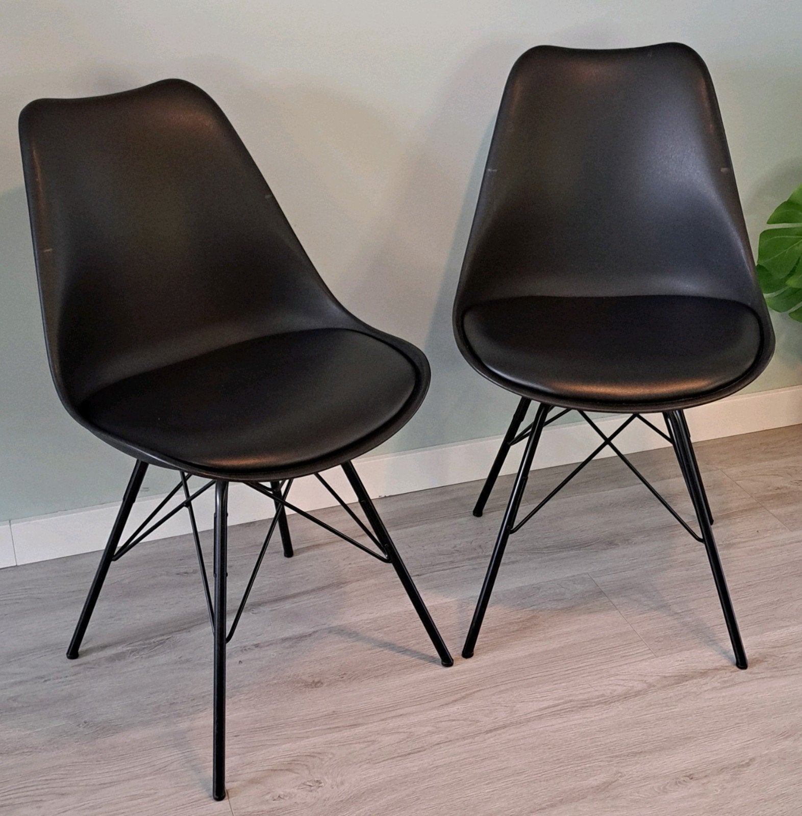Set van 2 zwarte eetkamerstoelen met metalen onderstel, Ophalen, Twee, Modern, Scandinavisch, Zwart