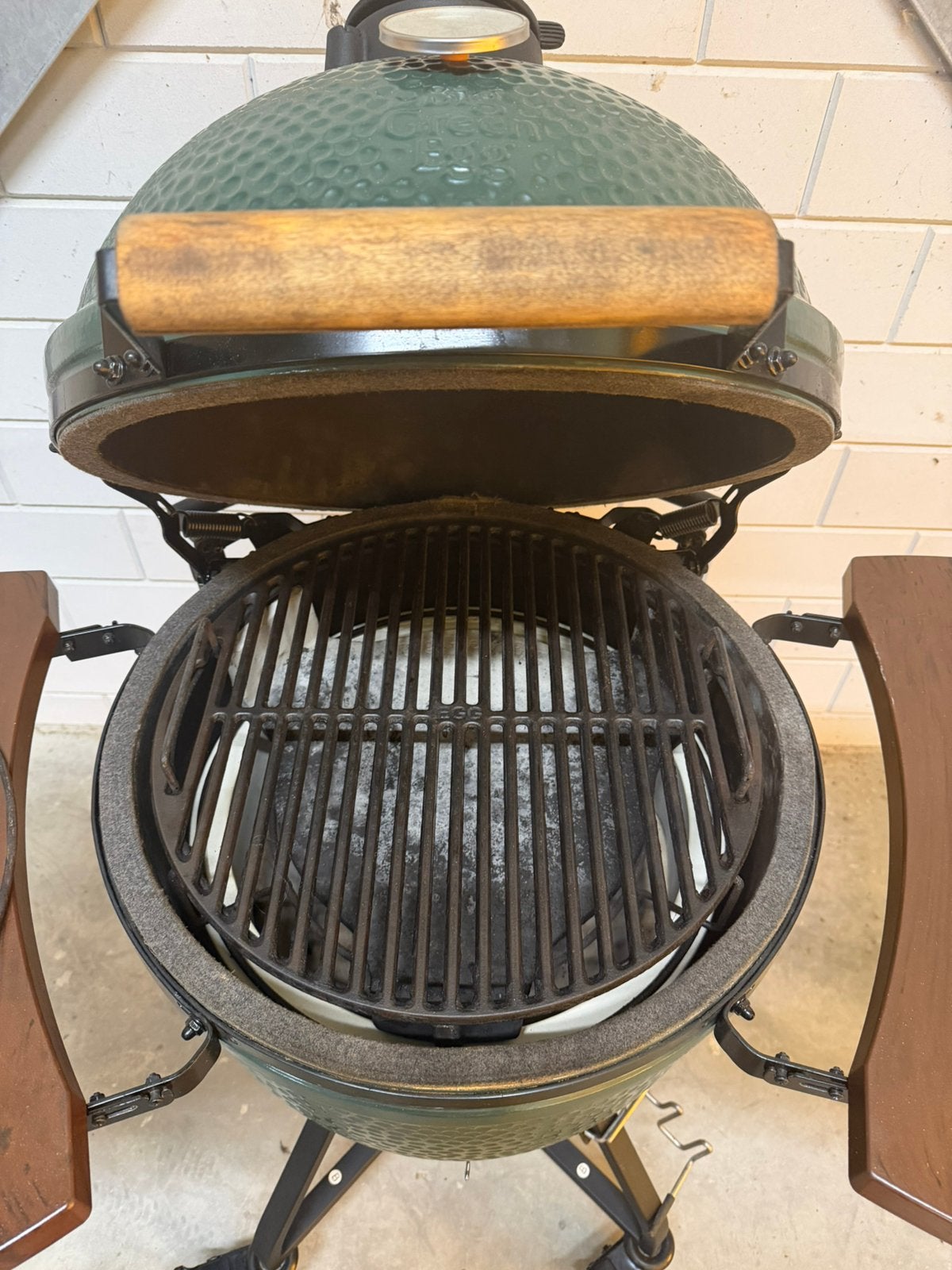 Foto 11 van Big Green Egg Large – zeldzame zijtafel plus accessoires