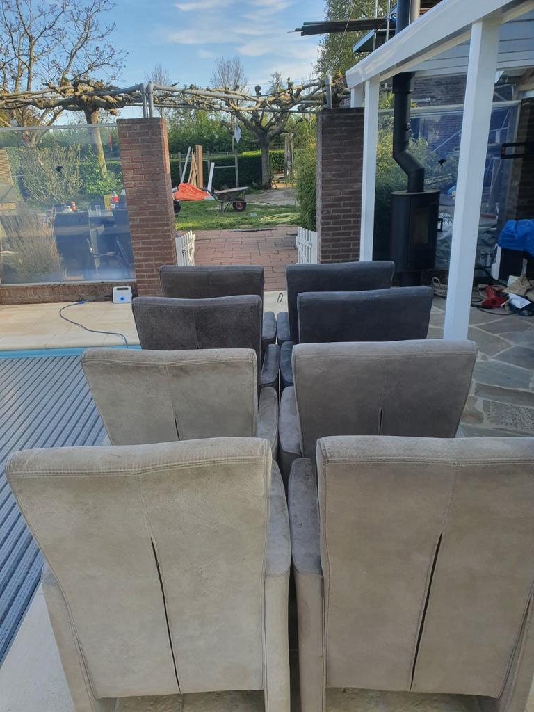 8 eetkamerstoelen: 4 grijs, 4 zwart-bruin (1 vlek erop), Gebruikt, Overige kleuren, Ophalen of Verzenden, Stof