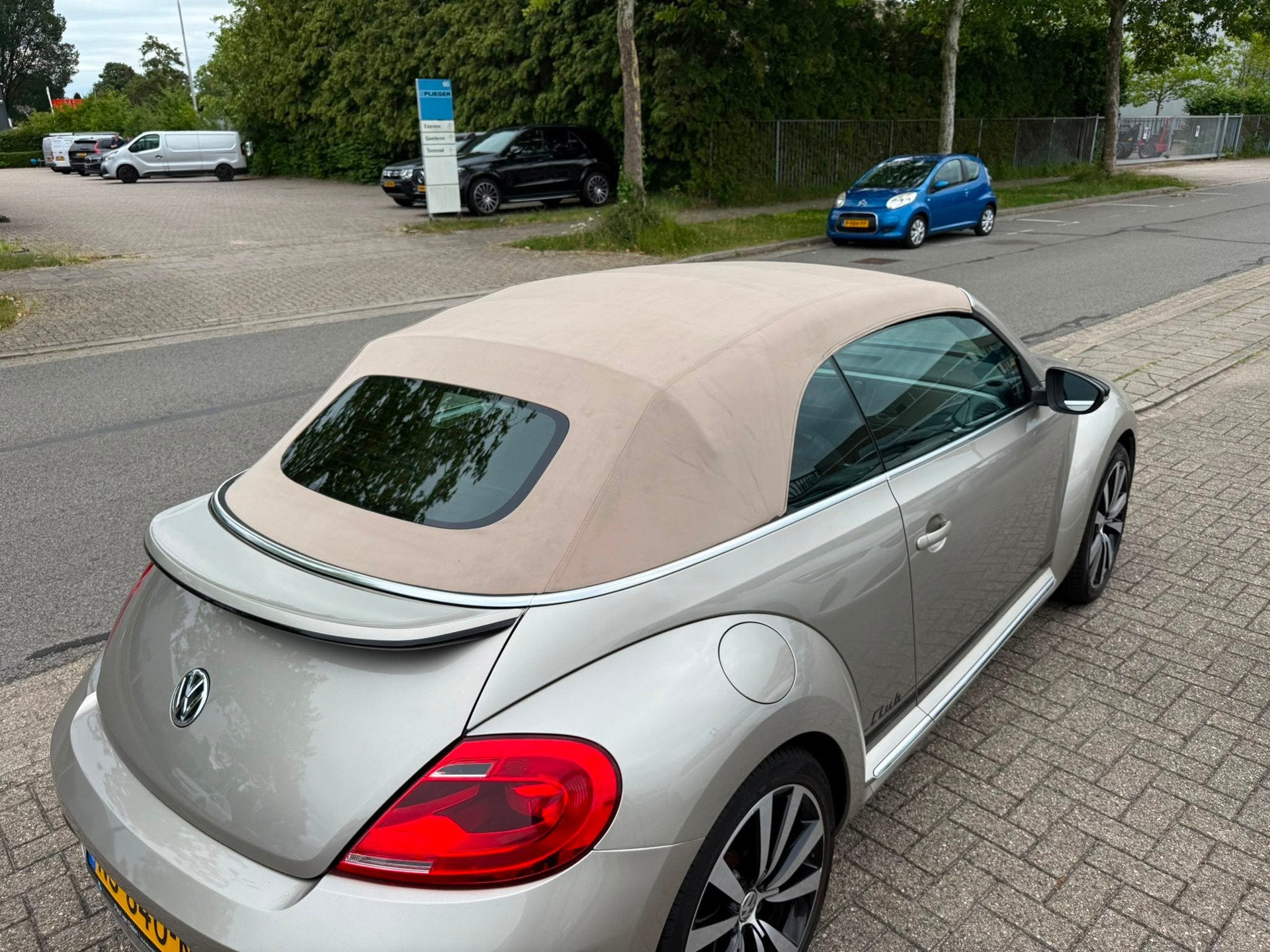 Volkswagen Beetle Cabriolet 1.4 TSI Sport BlueMotion Automaa, Gebruikt, 4 stoelen, Beige, Grijs