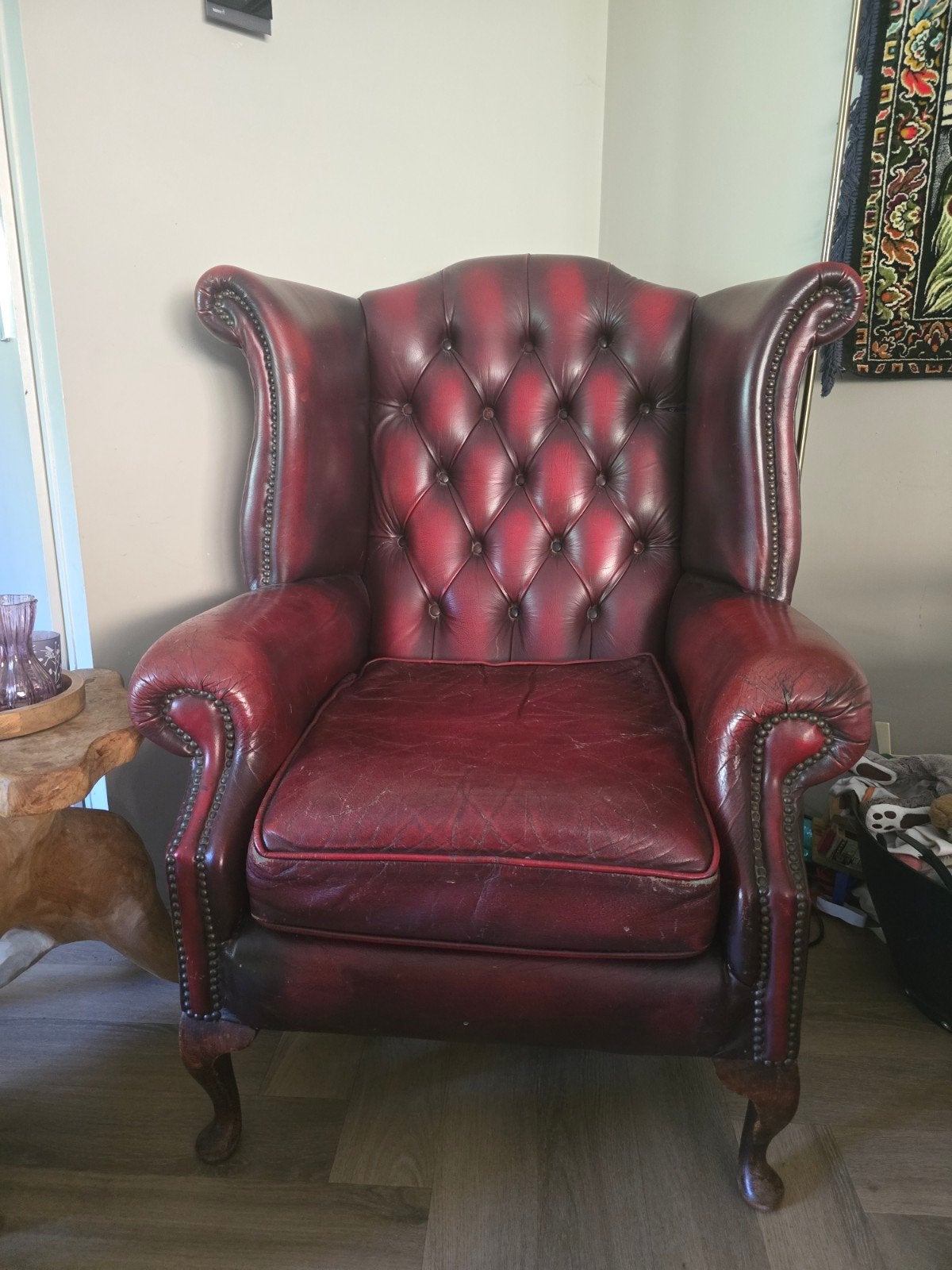 Karaktervolle Bordeauxrode Chesterfield Oorfauteuil, Huis en Inrichting, Fauteuils, Ophalen