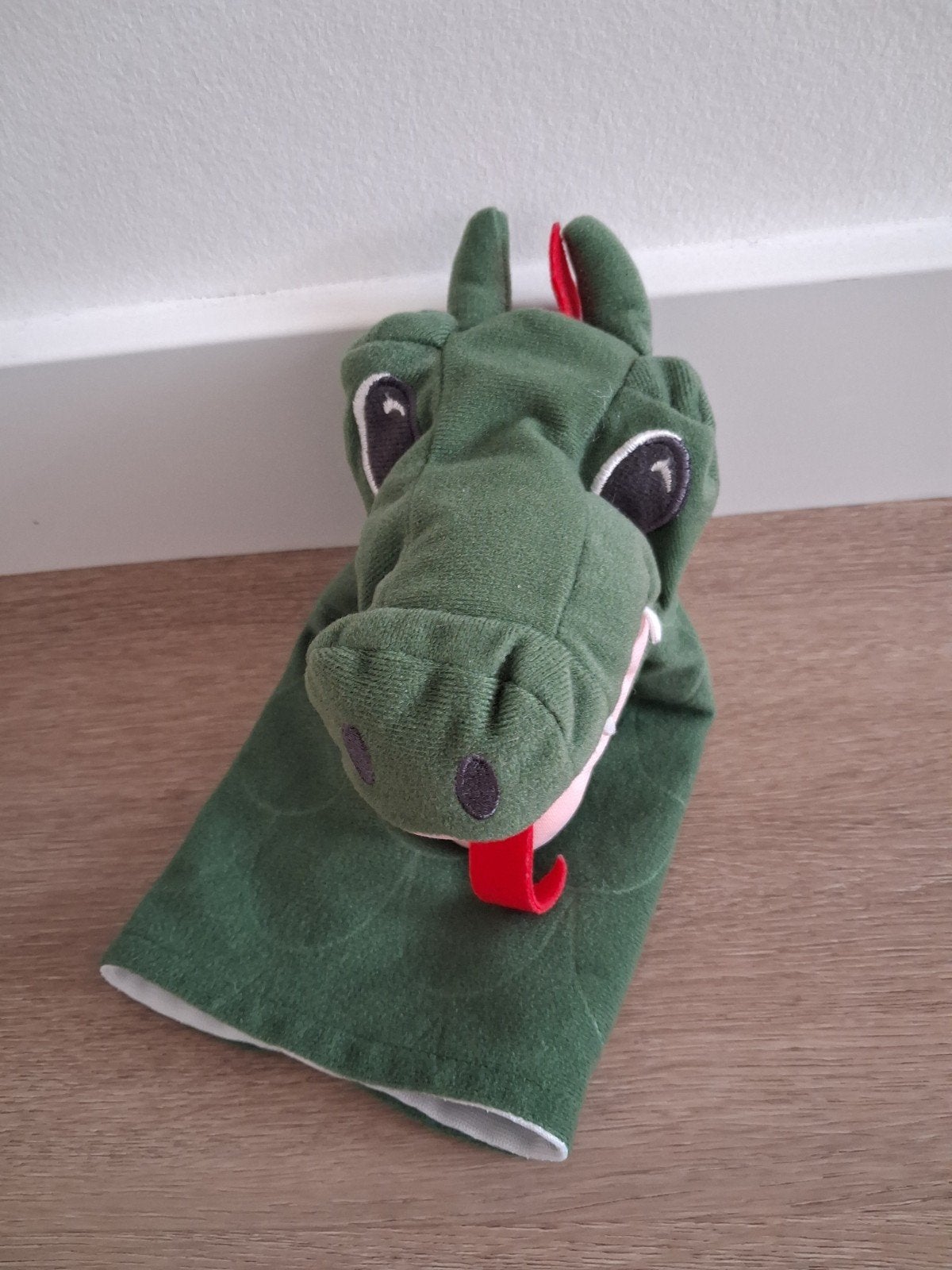 Knuffel handpop draak Ikea Fantasivarld rode tong L1142, Ophalen of Verzenden, Zo goed als nieuw