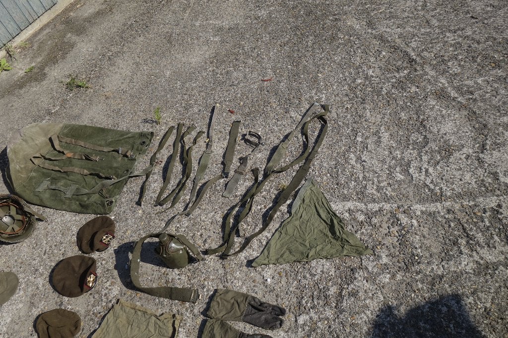 militaria .. helm pet veldfles handschoenen, Ophalen of Verzenden, Landmacht, Nederland, Overige typen