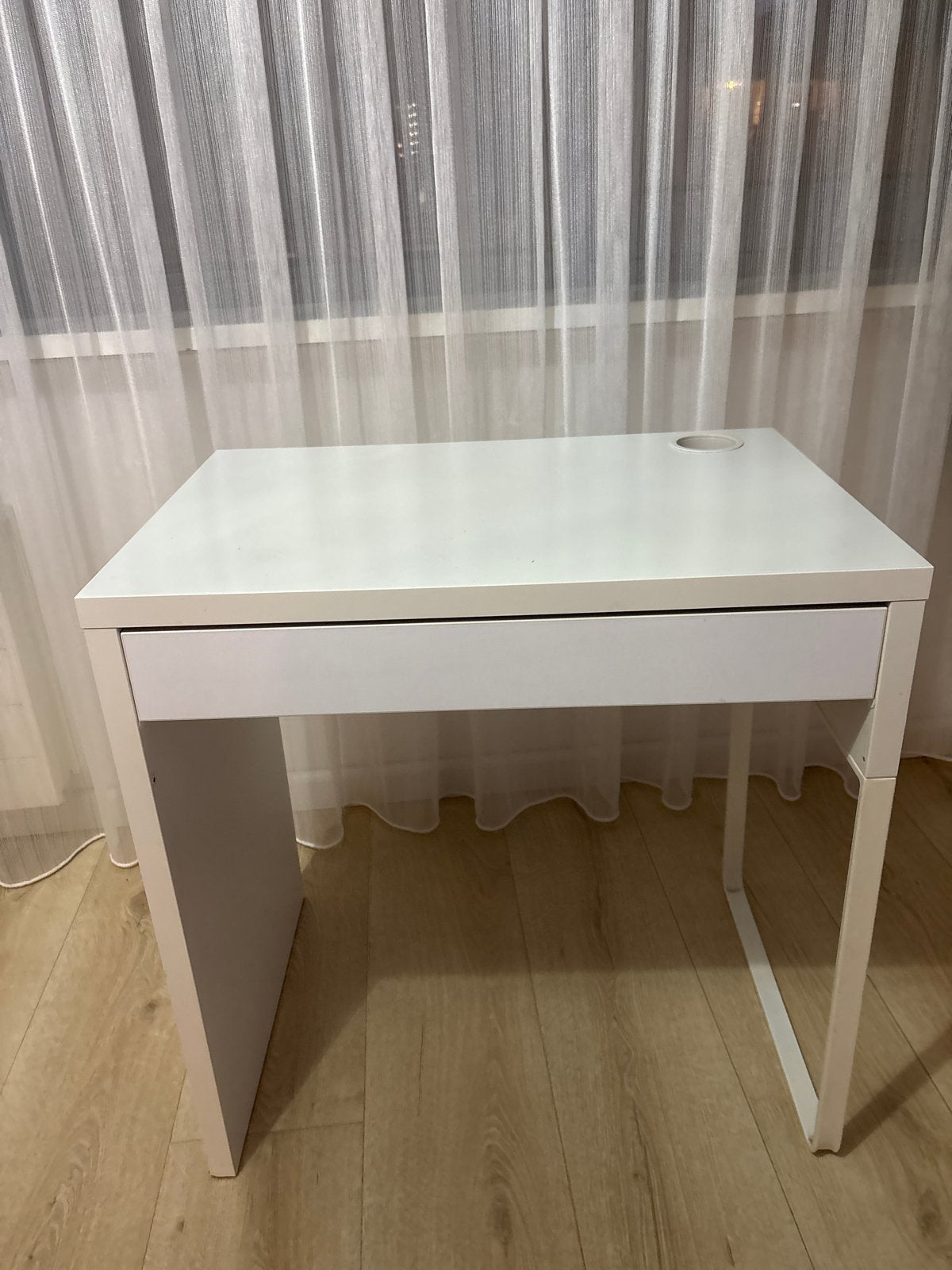Wit bureau met lade en kabeldoorvoer, Ophalen, Met lades, Spaanplaat of MDF, Zo goed als nieuw