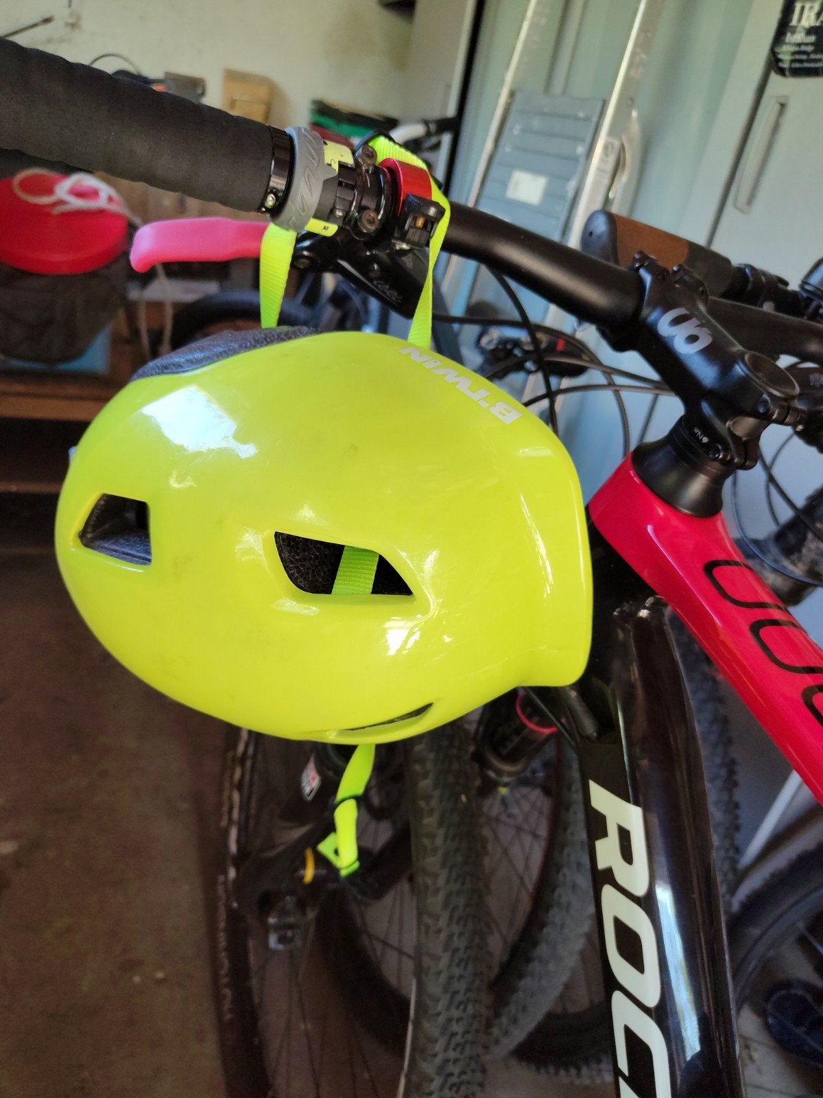 B'Twin Fietshelm - Neon Geel, Gebruikt, Jongen of Meisje, Overige maten, Ophalen of Verzenden