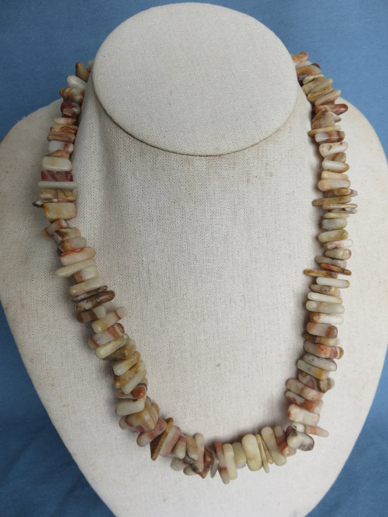 Antieke kralen ketting in licht steen - bodemvondst, Ophalen of Verzenden, Overige materialen, Ketting