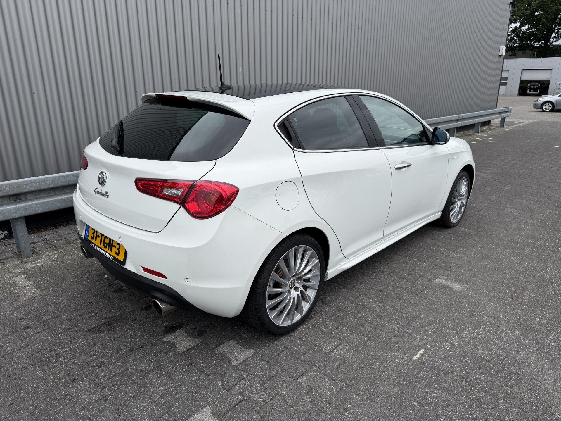 Alfa Romeo Giulietta 1.4 T Distinctive Pano AUTOMAAT LM Navi, Euro 5, Zwart, 4 cilinders, Wit